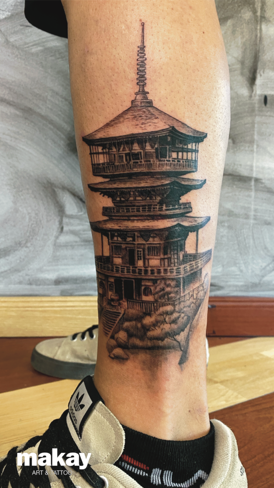 Tatuaje templo japonés realismo